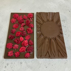 Mléčná čokoláda s lyofilizovanými malinami